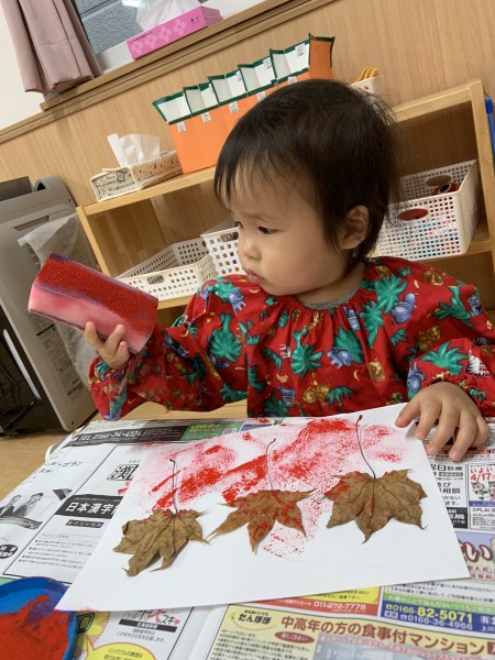 さらな保育園 北海道旭川 0 2歳までの保育園 あか きいろ組 秋の制作 遊びの様子 さらな保育園 北海道旭川 0 2歳までの保育園 あか きいろ組 秋の制作 遊びの様子
